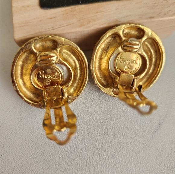 💰💲SOLD💲💰 CHANEL Logo Gold Plated Pearl Clip On Earrings - Picture 5 of 7